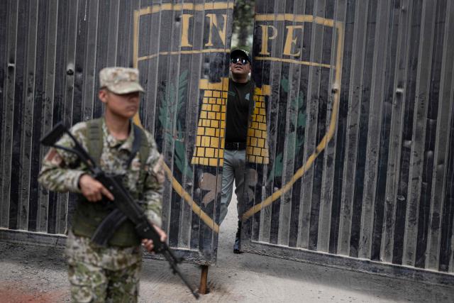 Army officers guard the Miguel Castro Castro penitentiary center, located in the San Juan de Lurigancho district on the eastern outskirts of Lima on September 7, 2027. The Peruvian government declared a state of emergency in five prisons, a measure that authorizes the military, together with the police, to take charge of external control of the facilities, the presidency said on September 5, 2026. (Photo by Ernesto BENAVIDES / AFP)
