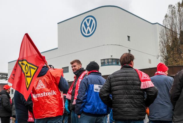 (FILES) Trade unionists of the metalworkers' union IG Metall demonstrate in front of the German carmaker Volkswagen plant during a warning strike against cost-cutting measures in Osnabruck, Germany, on November 6, 2024. German auto giant Volkswagen said on September 7, 2026 that one of its plants would be converted to make defence equipment for the Israeli group Rafael after car production ends there next year. The struggling carmaker said it would sell the Osnabrueck plant to Tel Aviv-based Aurelius Capital as well as the German state of Lower Saxony, a major VW shareholder, with an initial air defence project planned for Rafael Advanced Defence Systems. "With today's agreement, we are taking an important step towards opening up a new industrial future for the site," Volkswagen CEO Oliver Blume said. "Volkswagen stands by its responsibility for Osnabrueck." (Photo by FOCKE STRANGMANN / AFP)