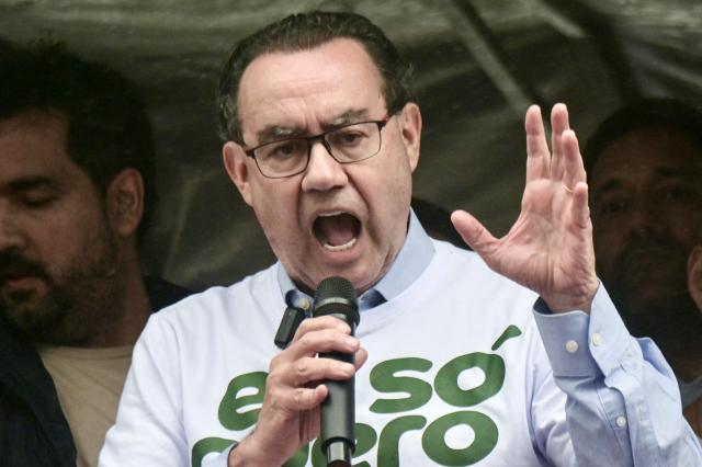 Augusto Cury, physician and presidential candidate for the Avante party, gestures as he speaks to supporters during a rally at Copacabana in Rio de Janeiro, Brazil, on September 7, 2026. Cury, a popular psychiatrist and self-help author, has caught the attention of Brazilian voters hesitating between leftist incumbent Luiz Inacio Lula da Silva and right-wing challenger Flavio Bolsonaro. (Photo by Tercio Teixeira / AFP)