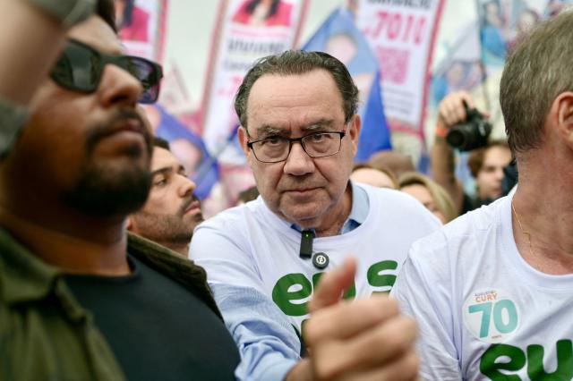 Augusto Cury, physician and presidential candidate for the Avante party, gestures during a rally at Copacabana in Rio de Janeiro, Brazil, on September 7, 2026. Cury, a popular psychiatrist and self-help author, has caught the attention of Brazilian voters hesitating between leftist incumbent Luiz Inacio Lula da Silva and right-wing challenger Flavio Bolsonaro. (Photo by Tercio Teixeira / AFP)
