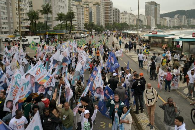 Supporters of Presidential candidate for the Avante party, Augusto Cury attend a campaign rally at Copacabana in Rio de Janeiro, Brazil on September 7, 2026. Cury, a popular psychiatrist and self-help author, has caught the attention of Brazilian voters hesitating between leftist incumbent Luiz Inacio Lula da Silva and right-wing challenger Flavio Bolsonaro. (Photo by TERCIO TEIXEIRA / AFP)