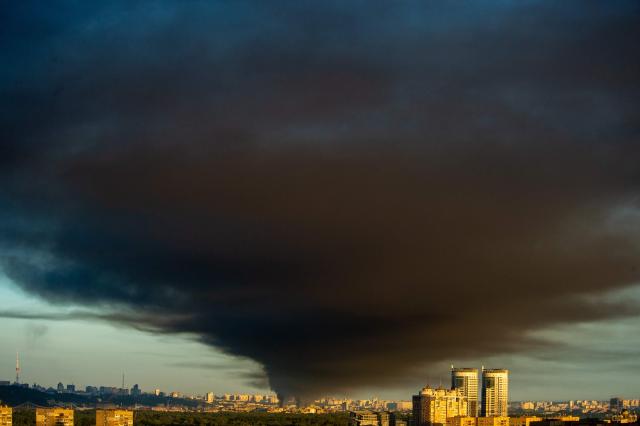 This photograph shows smoke rising following Russian missiles strike in Kyiv, Ukraine, early on September 8, 2026, amid Russian invasion in Ukraine. A wave of strong explosions rang out in Kyiv, AFP journalists said, as Russia resumed strikes on the Ukrainian capital after a three-day halt. Russian President Vladimir Putin had ordered the pause in attacks as US President Donald Trump's envoys Steve Witkoff and Jared Kushner visited the Russian and Ukrainian capitals at the weekend. (Photo by Eugene KOTENKO / AFP)
