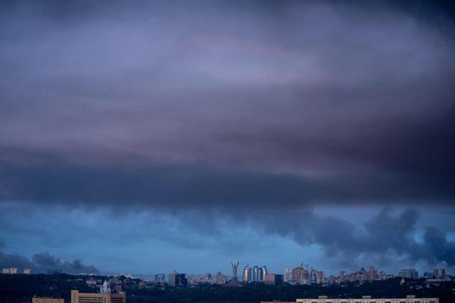 TOPSHOT - This photograph shows smoke rising following Russian missiles strike in Kyiv, Ukraine, early on September 8, 2026, amid Russian invasion in Ukraine. A wave of strong explosions rang out in Kyiv, AFP journalists said, as Russia resumed strikes on the Ukrainian capital after a three-day halt. Russian President Vladimir Putin had ordered the pause in attacks as US President Donald Trump's envoys Steve Witkoff and Jared Kushner visited the Russian and Ukrainian capitals at the weekend. (Photo by Eugene KOTENKO / AFP)