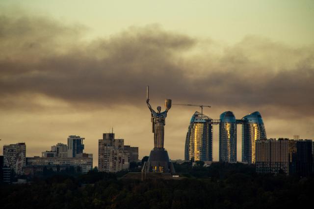 This photograph shows smoke rising following Russian missiles strike in Kyiv, Ukraine, early on September 8, 2026, amid Russian invasion in Ukraine. A wave of strong explosions rang out in Kyiv, AFP journalists said, as Russia resumed strikes on the Ukrainian capital after a three-day halt. Russian President Vladimir Putin had ordered the pause in attacks as US President Donald Trump's envoys Steve Witkoff and Jared Kushner visited the Russian and Ukrainian capitals at the weekend. (Photo by Eugene KOTENKO / AFP)