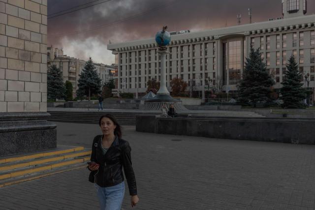 A woman walks on Independence Square as smoke rises over the city following a Russian air attack on Kyiv on September 8, 2026, amid the Russian invasion of Ukraine. A wave of strong explosions rang out in Kyiv, AFP journalists said, as Russia resumed strikes on the Ukrainian capital after a three-day halt. Russian President Vladimir Putin had ordered the pause in attacks as US President Donald Trump's envoys Steve Witkoff and Jared Kushner visited the Russian and Ukrainian capitals at the weekend. (Photo by Roman PILIPEY / AFP)