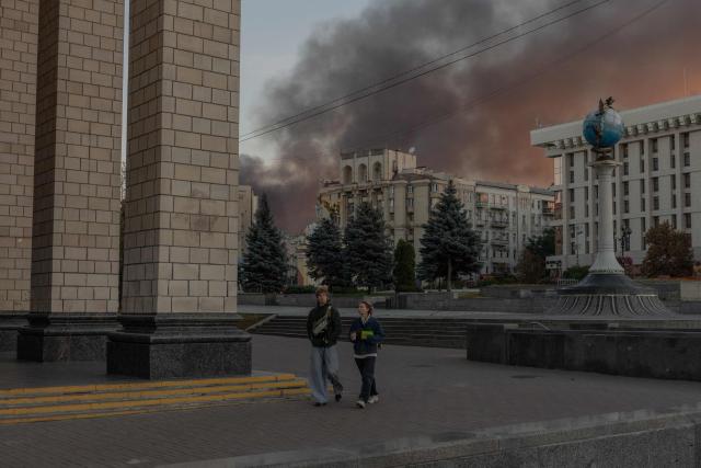 People walk on Independence Square as smoke rises over the city following a Russian air attack on Kyiv on September 8, 2026, amid the Russian invasion of Ukraine. A wave of strong explosions rang out in Kyiv, AFP journalists said, as Russia resumed strikes on the Ukrainian capital after a three-day halt. Russian President Vladimir Putin had ordered the pause in attacks as US President Donald Trump's envoys Steve Witkoff and Jared Kushner visited the Russian and Ukrainian capitals at the weekend. (Photo by Roman PILIPEY / AFP)