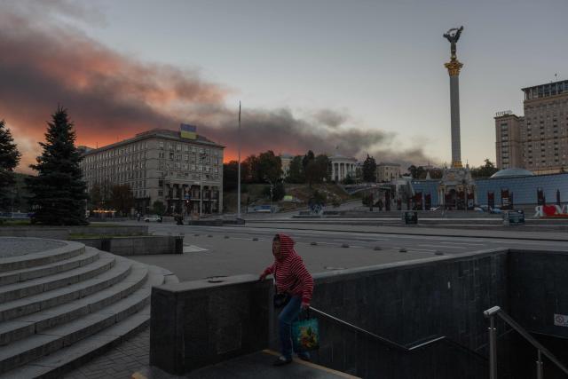 A woman walks on Independence Square as smoke rises over the city following a Russian air attack on Kyiv on September 8, 2026, amid the Russian invasion of Ukraine. A wave of strong explosions rang out in Kyiv, AFP journalists said, as Russia resumed strikes on the Ukrainian capital after a three-day halt. Russian President Vladimir Putin had ordered the pause in attacks as US President Donald Trump's envoys Steve Witkoff and Jared Kushner visited the Russian and Ukrainian capitals at the weekend. (Photo by Roman PILIPEY / AFP)