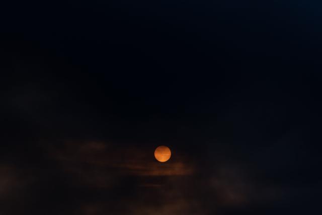 TOPSHOT - The sun is seen through smoke rising over the city following a Russian air attack on Kyiv on September 8, 2026, amid the Russian invasion of Ukraine. A wave of strong explosions rang out in Kyiv, AFP journalists said, as Russia resumed strikes on the Ukrainian capital after a three-day halt. Russian President Vladimir Putin had ordered the pause in attacks as US President Donald Trump's envoys Steve Witkoff and Jared Kushner visited the Russian and Ukrainian capitals at the weekend. (Photo by Roman PILIPEY / AFP)