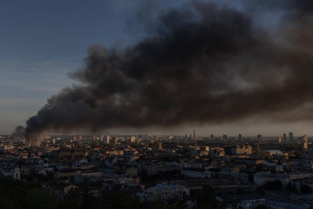 TOPSHOT - Smoke rises over the city following a Russian air attack on Kyiv on September 8, 2026, amid the Russian invasion of Ukraine. A wave of strong explosions rang out in Kyiv, AFP journalists said, as Russia resumed strikes on the Ukrainian capital after a three-day halt. Russian President Vladimir Putin had ordered the pause in attacks as US President Donald Trump's envoys Steve Witkoff and Jared Kushner visited the Russian and Ukrainian capitals at the weekend. (Photo by Roman PILIPEY / AFP)