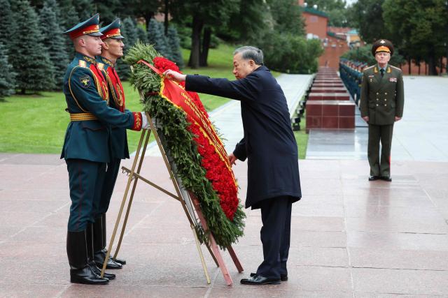 Vietnamese General Secretary and President To Lam attends a wreath-laying ceremony at the Tomb of the Unknown Soldier near the Kremlin wall in Moscow on 8 September 2026. To Lam is on his three-day state visit to Russia, at the invitation of Russian President Vladimir Putin. (Photo by SERGEI ILNITSKY / POOL / AFP)