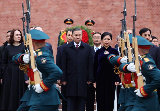 Vietnamese General Secretary and President To Lam (C L) and his wife, Ngo Phuong Ly (C R) attend a wreath-laying ceremony at the Tomb of the Unknown Soldier near the Kremlin wall in Moscow on 8 September 2026. To Lam is on his three-day state visit to Russia, at the invitation of Russian President Vladimir Putin. (Photo by SERGEI ILNITSKY / POOL / AFP)