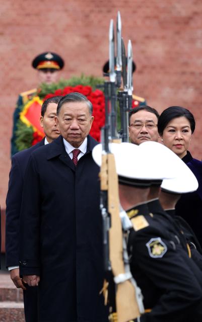 Vietnamese General Secretary and President To Lam (L) and his wife, Ngo Phuong Ly (R) attend a wreath-laying ceremony at the Tomb of the Unknown Soldier near the Kremlin wall in Moscow on 8 September 2026. To Lam is on his three-day state visit to Russia, at the invitation of Russian President Vladimir Putin. (Photo by SERGEI ILNITSKY / POOL / AFP)