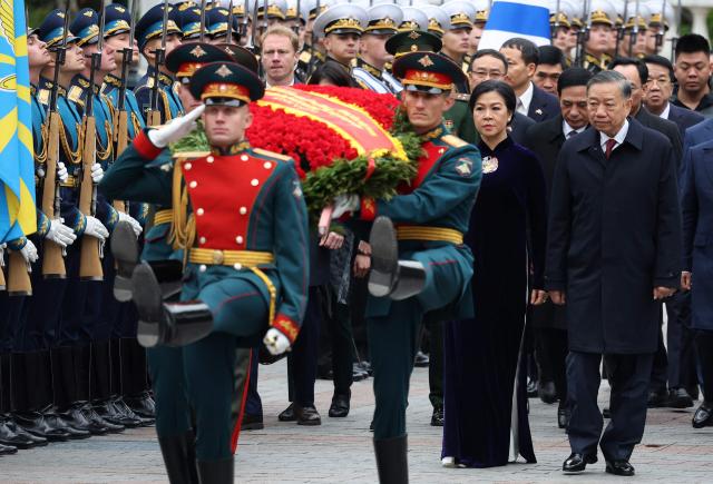Vietnamese General Secretary and President To Lam (R) and his wife, Ngo Phuong Ly (2-R) attend a wreath-laying ceremony at the Tomb of the Unknown Soldier near the Kremlin wall in Moscow on 8 September 2026. To Lam is on his three-day state visit to Russia, at the invitation of Russian President Vladimir Putin. (Photo by SERGEI ILNITSKY / POOL / AFP)