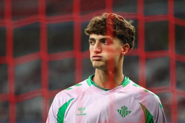 Real Betis' Spanish goalkeeper #31 Manuel Gonzalez Pallares looks on during the warm up ahead of the UEFA Champions League, league phase day 1, football match between Lille (FRA) and Real Betis (ESP) at the Stade Pierre Mauroy, in Villeneuve d'Ascq, on September 8, 2026. (Photo by Sameer AL-DOUMY / AFP)