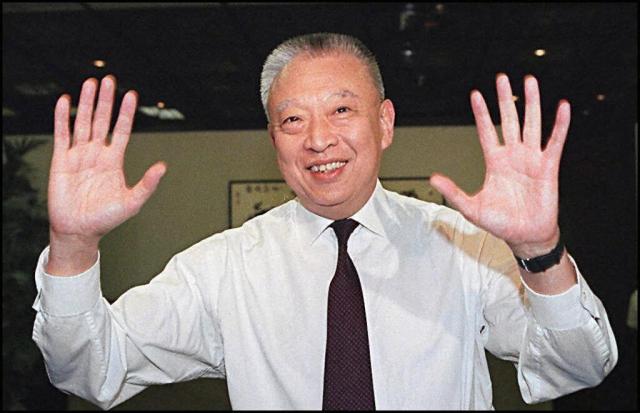 (FILES) Hong Kong shipping magnate Tung Chee-Hwa waves in Hong Kong on November 15, 1996,  after topping in the vote for the short list of post-1997 candidates for Chief Executive for Hong Kong under Chinese rule by a 400-strong Selection Committee, chosen by Beijing. Hong Kong's first post-colonial leader Tung Chee-hwa has died aged 89, his office said early September 9, 2026.  Tung, who served as Hong Kong's chief executive from 1997 to 2005, "passed away peacefully in the presence of his beloved family members" on September 8, a statement from his office said. (Photo by Tommy ChENG / AFP)