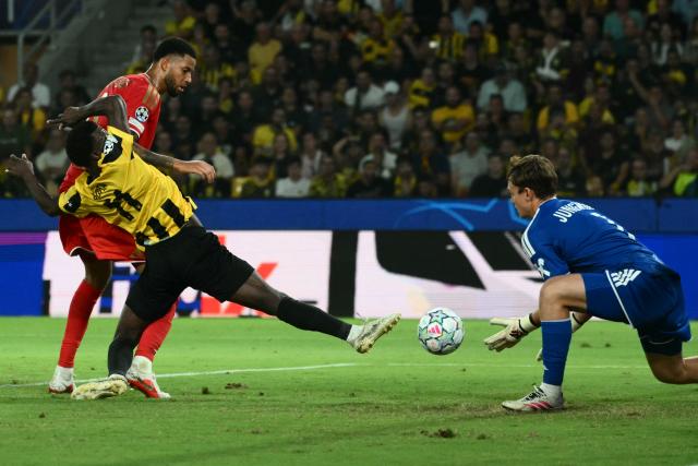 AEK Athens' Mauritanian forward #11 Aboubakary Koita (L) fights for the ball with LASK's Austrian goalkeeper #01 Lukas Jungwirth during the UEFA Champions League - League phase, Matchday 1 - football match between AEK Athens and LASK at Agia Sophia Stadium in Athens on September 8, 2026. (Photo by Angelos Tzortzinis / AFP)