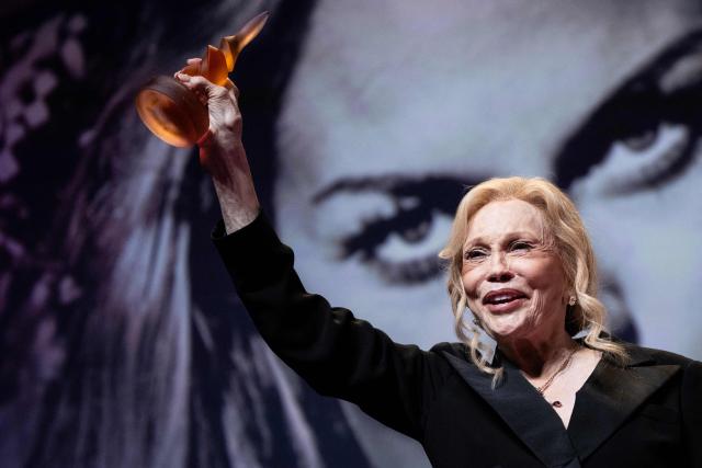 US actress Faye Dunaway holds a trophy as she receives the Deauville Icon Award during the 52nd edition of the Deauville American film festival, in Deauville, northwestern France on September 8, 2026. (Photo by Guillaume SALIGOT / AFP)