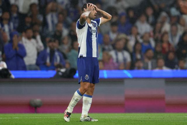 FC Porto's Argentine midfielder #22 Alan Varela reacts after missing a goal opportunity during the UEFA Champions League first round day 1 football match between FC Porto and Manchester City at Dragao stadium in Porto on September 8, 2026. (Photo by PATRICIA DE MELO MOREIRA / AFP)