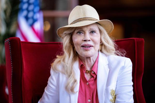 US actress Faye Dunaway smiles as she poses for pictures at Le Royal hotel lobby during the 52nd edition of the Deauville American film festival, in Deauville, northwestern France on September 8, 2026. (Photo by Guillaume SALIGOT / AFP)