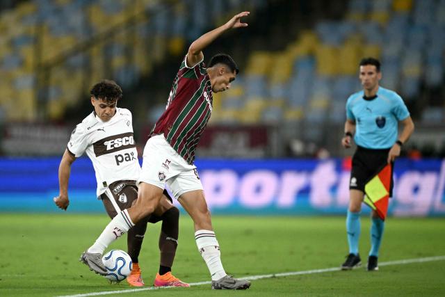 Platense's defender #31 Victor Cuesta (L) and Fluminense's Colombian forward #90 Kevin Serna fight for the ball during the Copa Libertadores quarter-final first leg football match between Brazil's Fluminense and Argentina's Platense at the Maracana stadium in Rio de Janeiro, Brazil on September 8, 2026. (Photo by MAURO PIMENTEL / AFP)