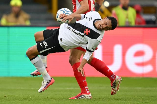 Vasco da Gama's Colombian midfielder #10 Johan Rojas (front) and Santa Fe's midfielder #16 Daniel Torres fight for the ball during the Copa Sudamericana quarter-final first leg football match between Colombia's Independiente Santa Fe and Brazil's Vasco da Gama at the Nemesio Camacho 'El Campin' stadium in Bogota on September 8, 2026. (Photo by Raul ARBOLEDA / AFP)