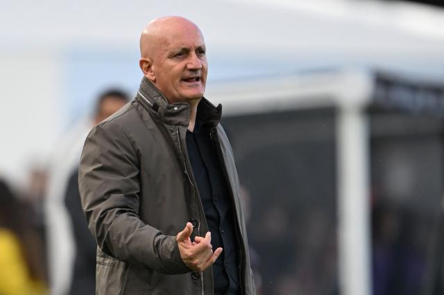 Santa Fe's Uruguayan head coach Pablo Repetto gestures during the Copa Sudamericana quarter-final first leg football match between Colombia's Independiente Santa Fe and Brazil's Vasco da Gama at the Nemesio Camacho 'El Campin' stadium in Bogota on September 8, 2026. (Photo by Raul ARBOLEDA / AFP)