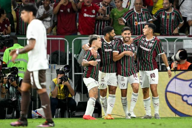 Fluminense's midfielder #16 Nonato (2nd R) celebrates with teammates Venezuelan midfielder #30 Yeferson Soteldo (L), forward #07 Hulk (2nd L) and Colombian forward #90 Kevin Serna after scoring a goal during the Copa Libertadores quarter-final first leg football match between Brazil's Fluminense and Argentina's Platense at the Maracana stadium in Rio de Janeiro, Brazil on September 8, 2026. (Photo by MAURO PIMENTEL / AFP)