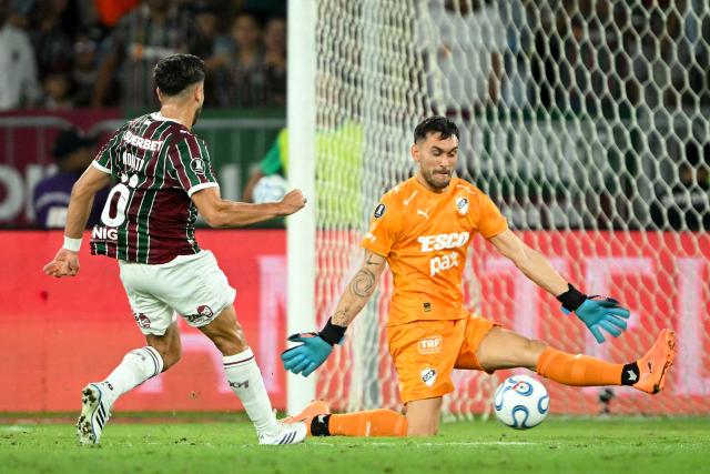 Fluminense's midfielder #16 Nonato (L) scores his team's first goal past Platense's goalkeeper #30 Juan Cozzani during the Copa Libertadores quarter-final first leg football match between Brazil's Fluminense and Argentina's Platense at the Maracana stadium in Rio de Janeiro, Brazil on September 8, 2026. (Photo by MAURO PIMENTEL / AFP)