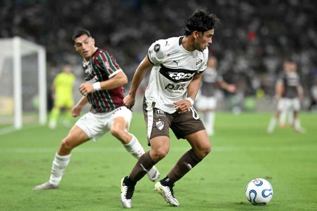 Platense's defender #26 Pablo Ferreira controls the ball during the Copa Libertadores quarter-final first leg football match between Brazil's Fluminense and Argentina's Platense at the Maracana stadium in Rio de Janeiro, Brazil on September 8, 2026. (Photo by MAURO PIMENTEL / AFP)
