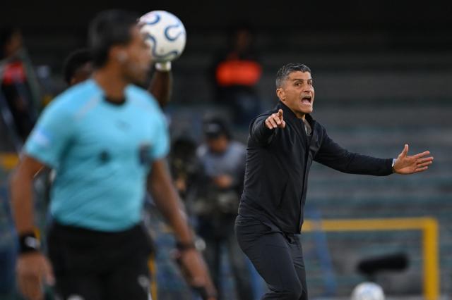 Vasco da Gama's Portuguese head coach Pedro Emanuel gestures during the Copa Sudamericana quarter-final first leg football match between Colombia's Independiente Santa Fe and Brazil's Vasco da Gama at the Nemesio Camacho 'El Campin' stadium in Bogota on September 8, 2026. (Photo by Raul ARBOLEDA / AFP)