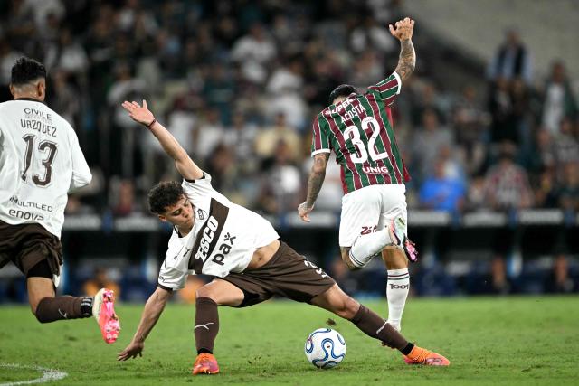 Platense's defender #03 Tomas Silva (L) and Fluminense's Argentine midfielder #32 Luciano Acosta fight for the ball during the Copa Libertadores quarter-final first leg football match between Brazil's Fluminense and Argentina's Platense at the Maracana stadium in Rio de Janeiro, Brazil on September 8, 2026. (Photo by MAURO PIMENTEL / AFP)