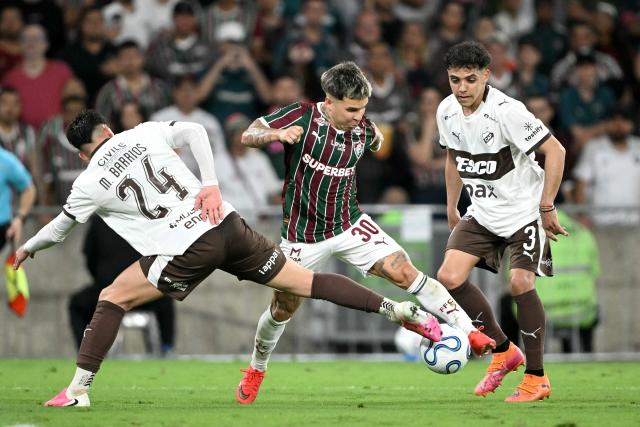Fluminense's Venezuelan midfielder #30 Yeferson Soteldo fights for the ball with Platense's Uruguayan midfielder #24 Martin Barrios and defender #03 Tomas Silva during the Copa Libertadores quarter-final first leg football match between Brazil's Fluminense and Argentina's Platense at the Maracana stadium in Rio de Janeiro, Brazil on September 8, 2026. (Photo by MAURO PIMENTEL / AFP)
