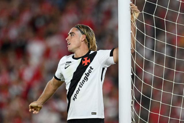 Vasco da Gama's Argentinian forward #77 Claudio Spinelli reacts during the Copa Sudamericana quarter-final first leg football match between Colombia's Independiente Santa Fe and Brazil's Vasco da Gama at the Nemesio Camacho 'El Campin' stadium in Bogota on September 8, 2026. (Photo by Raul ARBOLEDA / AFP)