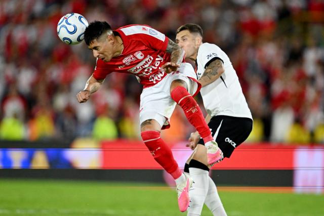 Santa Fe's Argentine defender #18 Emanuel Olivera (L) heads the ball past Vasco da Gama's forward #19 Bruno Duarte during the Copa Sudamericana quarter-final first leg football match between Colombia's Independiente Santa Fe and Brazil's Vasco da Gama at the Nemesio Camacho 'El Campin' stadium in Bogota on September 8, 2026. (Photo by Raul ARBOLEDA / AFP)