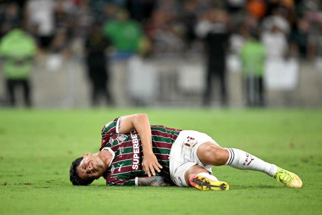 Fluminense's Argentine forward #14 German Cano grimaces in pain on the ground during the Copa Libertadores quarter-final first leg football match between Brazil's Fluminense and Argentina's Platense at the Maracana stadium in Rio de Janeiro, Brazil on September 8, 2026. (Photo by MAURO PIMENTEL / AFP)