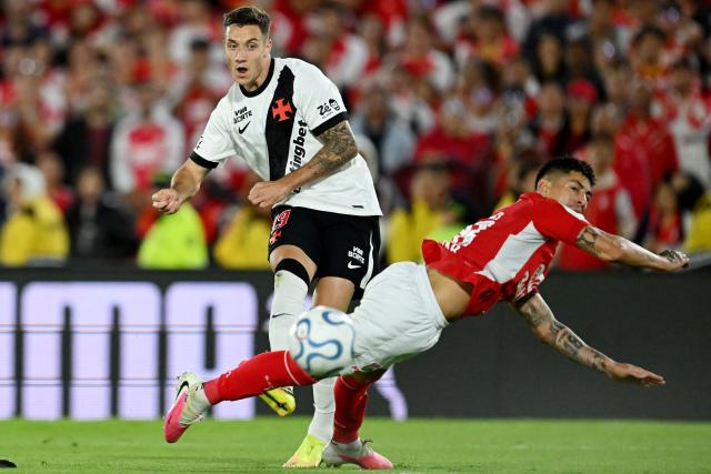 Vasco da Gama's forward #19 Bruno Duarte (L) kicks the ball past Santa Fe's Argentine defender #18 Emanuel Olivera during the Copa Sudamericana quarter-final first leg football match between Colombia's Independiente Santa Fe and Brazil's Vasco da Gama at the Nemesio Camacho 'El Campin' stadium in Bogota on September 8, 2026. (Photo by Raul ARBOLEDA / AFP)