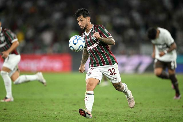 Fluminense's Argentine midfielder #32 Luciano Acosta controls the ball during the Copa Libertadores quarter-final first leg football match between Brazil's Fluminense and Argentina's Platense at the Maracana stadium in Rio de Janeiro, Brazil on September 8, 2026. (Photo by MAURO PIMENTEL / AFP)