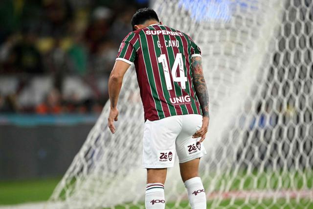 Fluminense's Argentine forward #14 German Cano leaves the pitch due to an injury during the Copa Libertadores quarter-final first leg football match between Brazil's Fluminense and Argentina's Platense at the Maracana stadium in Rio de Janeiro, Brazil on September 8, 2026. (Photo by MAURO PIMENTEL / AFP)