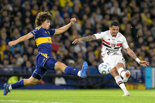 Boca Juniors' defender #42 Facundo Herrera (L) and Sao Paulo's forward #10 Luciano fight for the ball during the Copa Sudamericana quarter-final first leg football match between Argentina's Boca Juniors and Brazil's Sao Paulo at La Bombonera stadium in Buenos Aires on September 8, 2026. (Photo by JUAN MABROMATA / AFP)