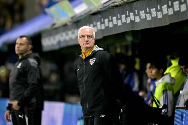 Sao Paulo's head coach Dorival Junior looks on during the Copa Sudamericana quarter-final first leg football match between Argentina's Boca Juniors and Brazil's Sao Paulo at La Bombonera stadium in Buenos Aires on September 8, 2026. (Photo by JUAN MABROMATA / AFP)