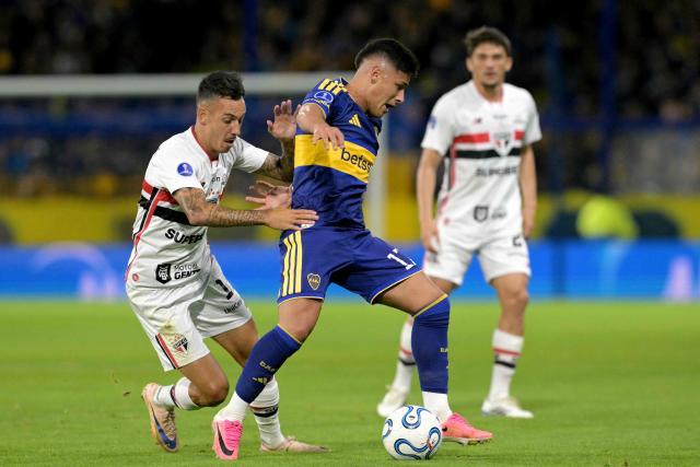 Sao Paulo's defender #12 Iago Borduchi (L) and Boca Juniors' Uruguayan defender #17 Leandro Lozano fight for the ball during the Copa Sudamericana quarter-final first leg football match between Argentina's Boca Juniors and Brazil's Sao Paulo at La Bombonera stadium in Buenos Aires on September 8, 2026. (Photo by JUAN MABROMATA / AFP)