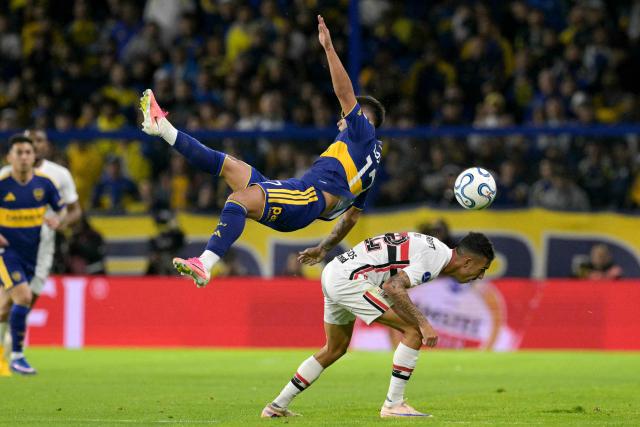 Sao Paulo's defender #12 Iago Borduchi (R) and Boca Juniors' Uruguayan defender #17 Leandro Lozano fight for the ball during the Copa Sudamericana quarter-final first leg football match between Argentina's Boca Juniors and Brazil's Sao Paulo at La Bombonera stadium in Buenos Aires on September 8, 2026. (Photo by JUAN MABROMATA / AFP)