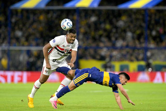 Sao Paulo's defender #35 Sabino (L) and Boca Juniors' Uruguayan defender #17 Leandro Lozano fight for the ball during the Copa Sudamericana quarter-final first leg football match between Argentina's Boca Juniors and Brazil's Sao Paulo at La Bombonera stadium in Buenos Aires on September 8, 2026. (Photo by JUAN MABROMATA / AFP)