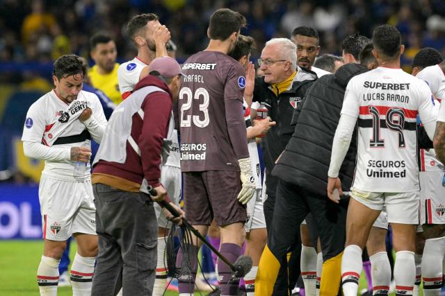 Sao Paulo's head coach Dorival Junior (C) gives instructions to his players during the Copa Sudamericana quarter-final first leg football match between Argentina's Boca Juniors and Brazil's Sao Paulo at La Bombonera stadium in Buenos Aires on September 8, 2026. (Photo by JUAN MABROMATA / AFP)