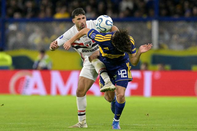 Sao Paulo's Argentine forward #9 Jonathan Calleri (L) and Boca Juniors' defender #42 Facundo Herrera fight for the ball during the Copa Sudamericana quarter-final first leg football match between Argentina's Boca Juniors and Brazil's Sao Paulo at La Bombonera stadium in Buenos Aires on September 8, 2026. (Photo by JUAN MABROMATA / AFP)