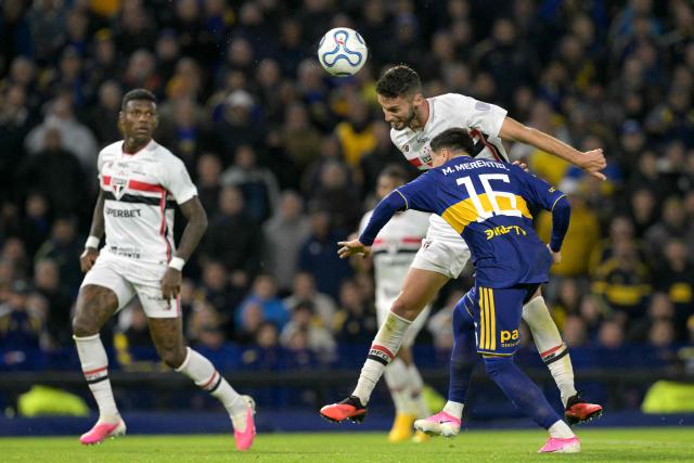 Sao Paulo's Portuguese defender #20 Buta heads the ball past Boca Juniors' Uruguayan forward #16 Miguel Merentiel during the Copa Sudamericana quarter-final first leg football match between Argentina's Boca Juniors and Brazil's Sao Paulo at La Bombonera stadium in Buenos Aires on September 8, 2026. (Photo by JUAN MABROMATA / AFP)