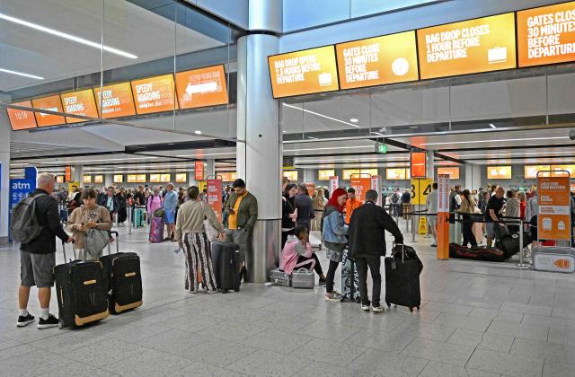Travellers stand with their luggage as they wait to check-in at the North Terminal of London Gatwick airport near Crawley, southern England on September 9, 2026, following second day of major disruption due an issue affecting the NATS air traffic control systems. UK travellers faced more misery on September 9, with more than 150 flights scrapped across the country, as Britain's air traffic control service scrambled to recover from a technical glitch that sparked chaos. (Photo by JUSTIN TALLIS / AFP)