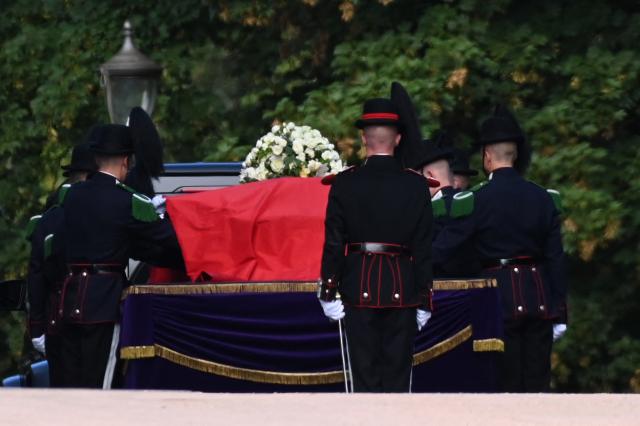 Norwegian King's honour Guard carry the casket of late King Harald V of Norway as it is transferred from the Royal Palace Chapel during a royal procession to the Cathedral in Oslo, Norway, on September 9, 2026. (Photo by Jonathan Nackstrand / AFP)