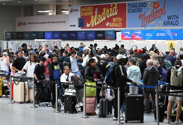 Passengers stand with their luggage as they queue to check-in at the South Terminal of London Gatwick airport near Crawley, southern England on September 9, 2026, following second day of major disruption due an issue affecting the NATS air traffic control systems. UK travellers faced more misery on September 9, with more than 150 flights scrapped across the country, as Britain's air traffic control service scrambled to recover from a technical glitch that sparked chaos. (Photo by JUSTIN TALLIS / AFP)