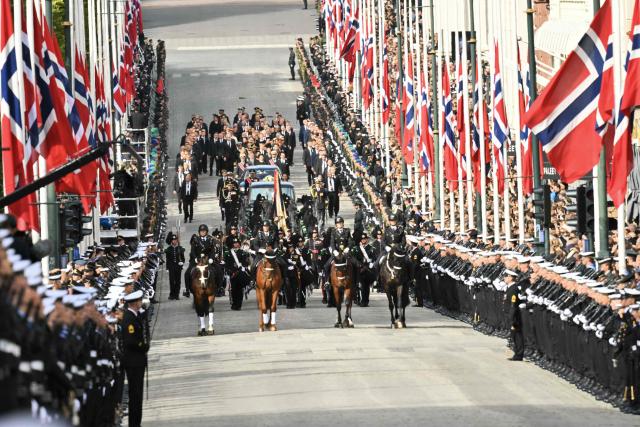 The casket of late King Harald V of Norway is transferred amid an honour guard during a royal procession from the Royal Palace Chapel to the Cathedral in Oslo on September 9, 2026. (Photo by NICOLAS TUCAT / AFP)